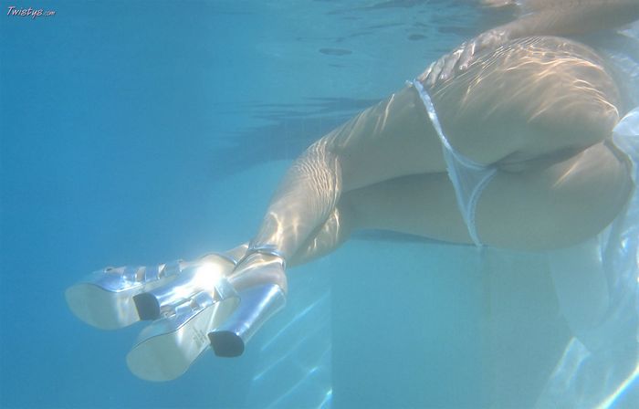 Голые женщины под водой