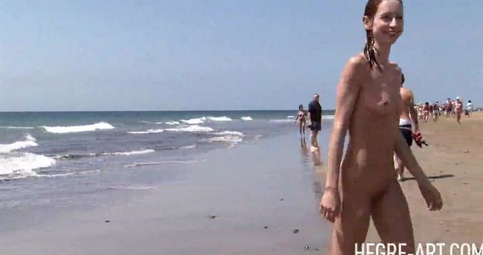 Голые нудистки на пляже