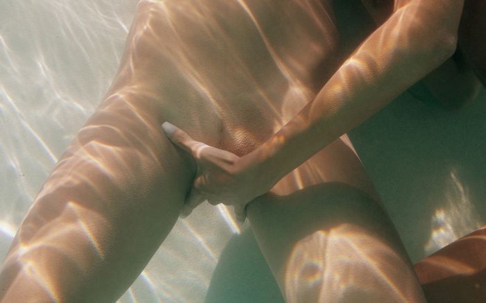 Секс под водой в бассейне